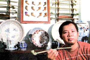 Vũ với chiếc điếu đồng.