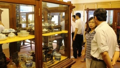 Khách tham quan trưng bày cổ vật “Tinh hoa thủ công mỹ nghệ thời Nguyễn”