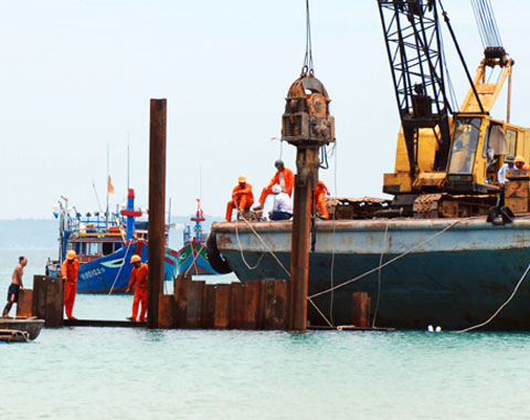 Công ty TNHH Đoàn Ánh Dương huy động nhân lực, thiết bị thi công đóng cọc cừ làm đê vây xung quanh con tàu chứa