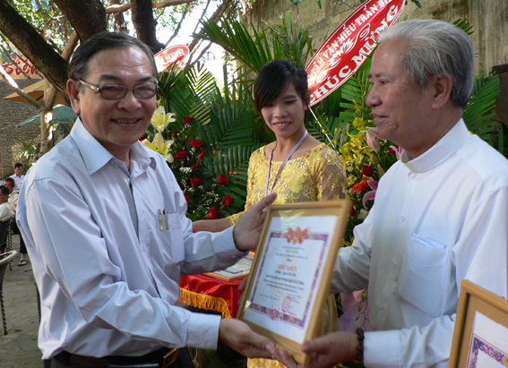Lãnh đạo Sở Văn hóa- thể thao và du lịch tỉnh trao giấy khen  cho các cá nhân có đóng góp trong triển lãm.