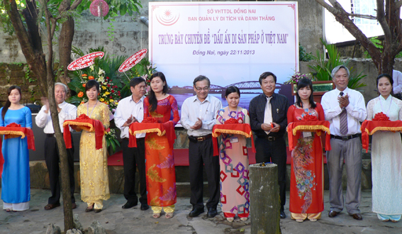 Các đại biểu cắt băng khai mạc triển lãm.