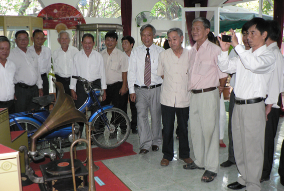 Các đại biểu tham quan triển lãm.