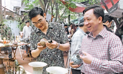 Khách hàng đến giao lưu, mua sắm tại phiên chợ đồ cũ. Ảnh: NGỌC MAI