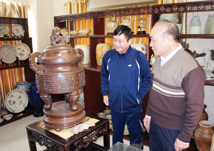 [Cổ vật tinh hoa: http://covattinhhoa.vn/] Chủ tịch Hội cổ vật Hải Phòng Phạm Hiệp (bên trái) bên chiếc đỉnh tam khí triều Nguyễn.
