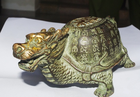 [Cổ vật tinh hoa:http://covattinhhoa.vn/]  Chữ Thọ màu vàng trên mai rùa