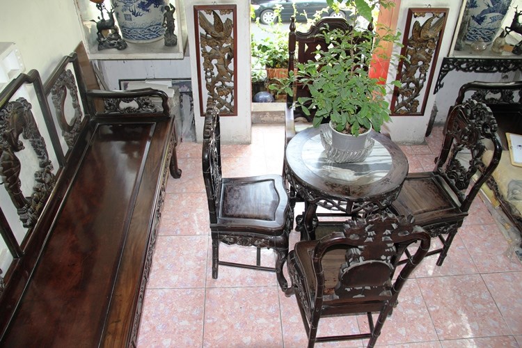 [Cổ vật tinh hoa:http://covattinhhoa.vn/] Bộ bàn ghế bằng gỗ trắc có giá hơn 300 triệu đồng.