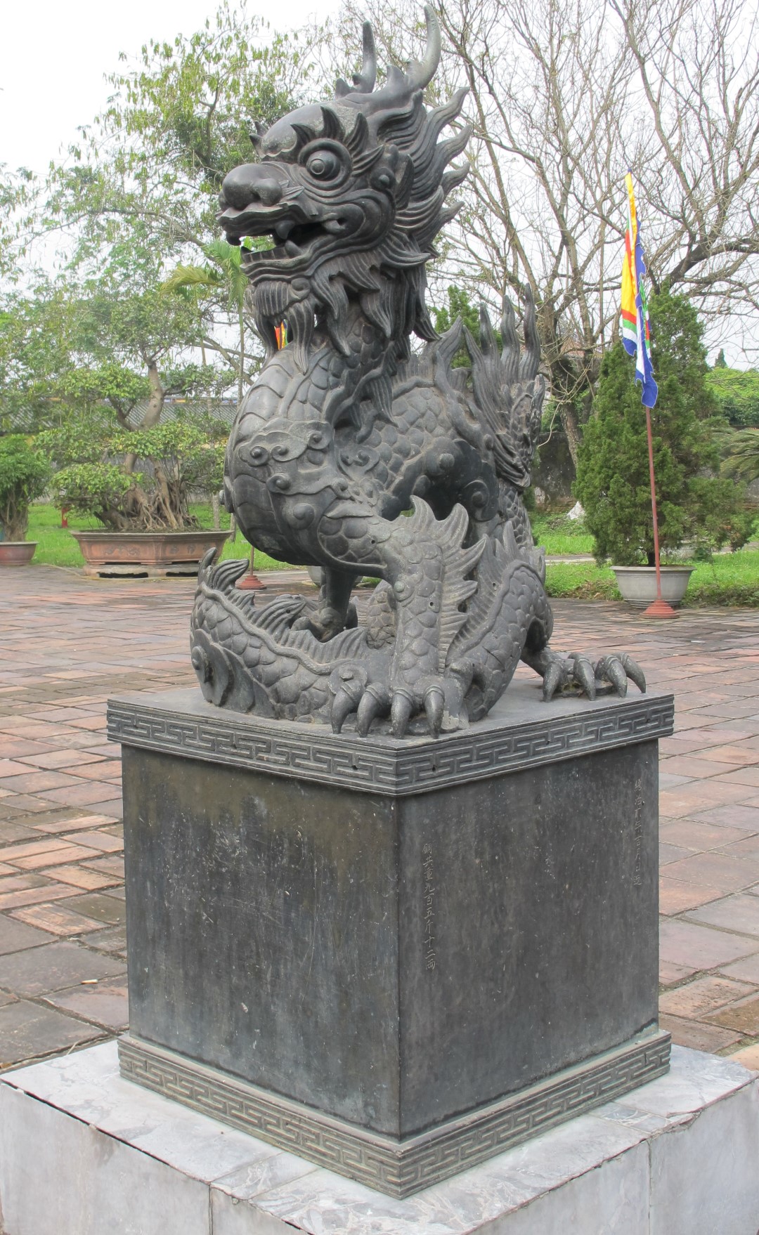 [Cổ vật tinh hoa: http://covattinhhoa.vn/] Rồng bằng đồng đúc năm 1842 trấn giữ trước Duyệt Thị Đường, Đại Nội Huế. Ảnh: T.Đ.A.S.