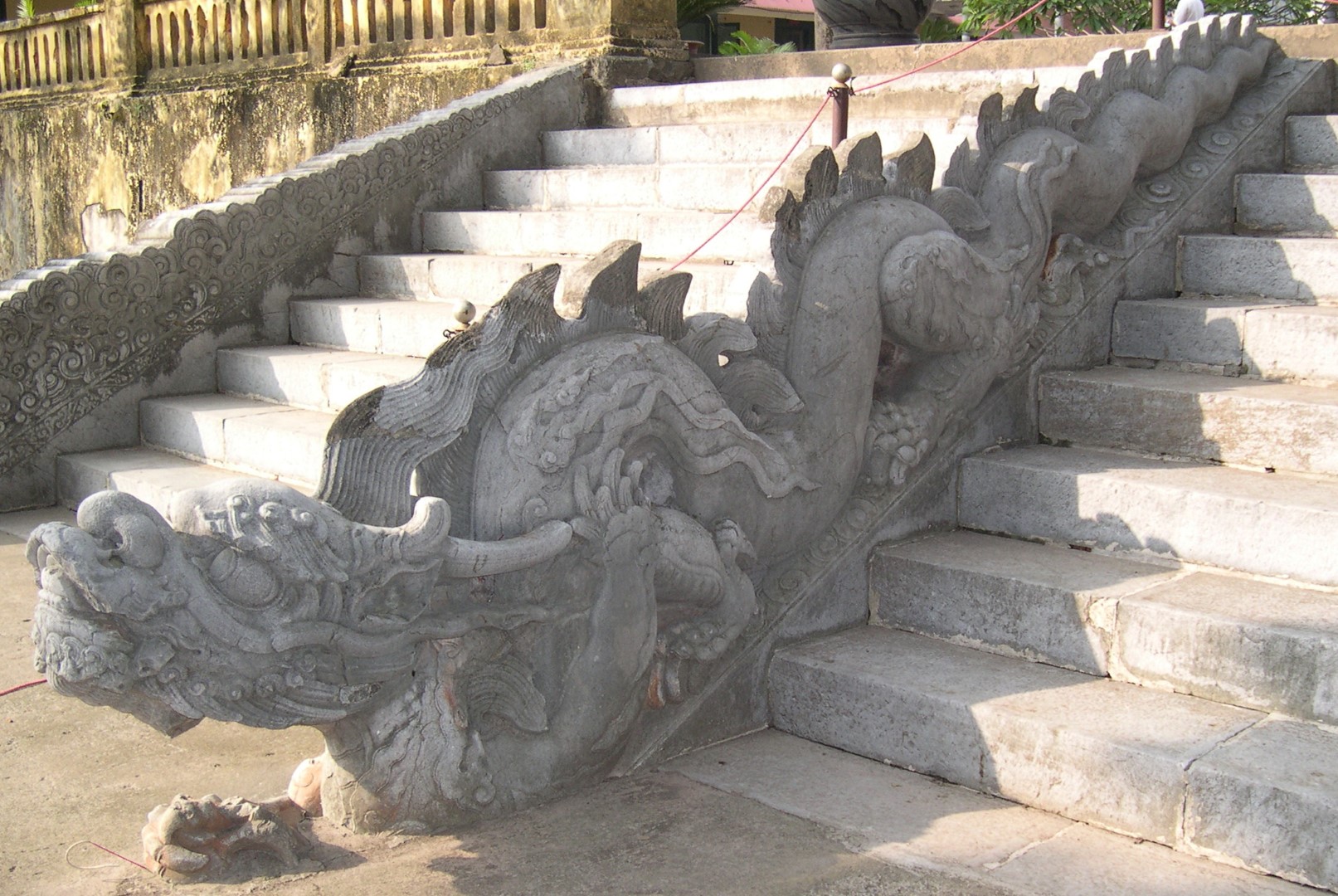 [Cổ vật tinh hoa: http://covattinhhoa.vn/] Rồng đá thời Lê ở bậc thềm điện Kính Thiên, Hoàng Thành Thăng Long. Ảnh: T.Đ.A.S.